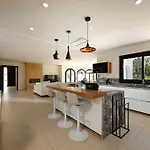 Lioness Exclusive With Pool And Sauna Villa